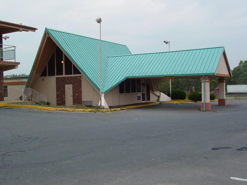 Former Howard Johnson's motor lodge in Harrisonburg, Virginia by SchuminWeb