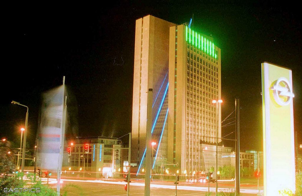 Bürohochhaus (Pyramide) an der Landsberger-Allee/Rhinstr. by eastpics