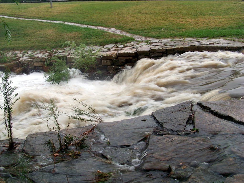 Sullivans Creek After Rain by 亚布の微笑