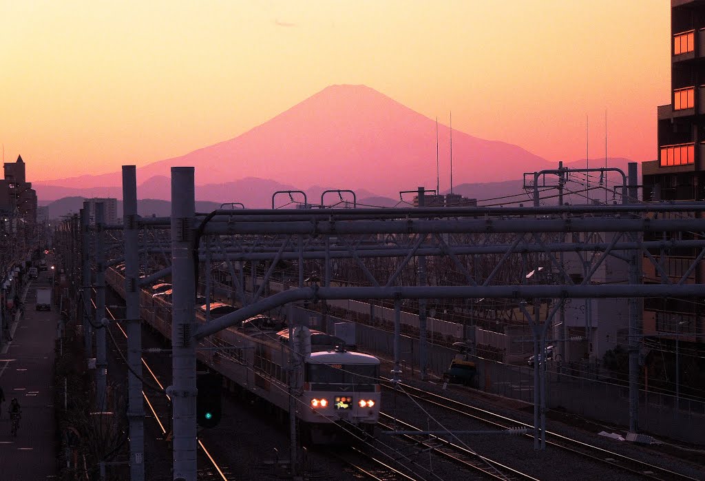 JR辻堂駅からの夕富士(Mt. Fuji from JR Tsujido stn.) by 9m2ji1etu