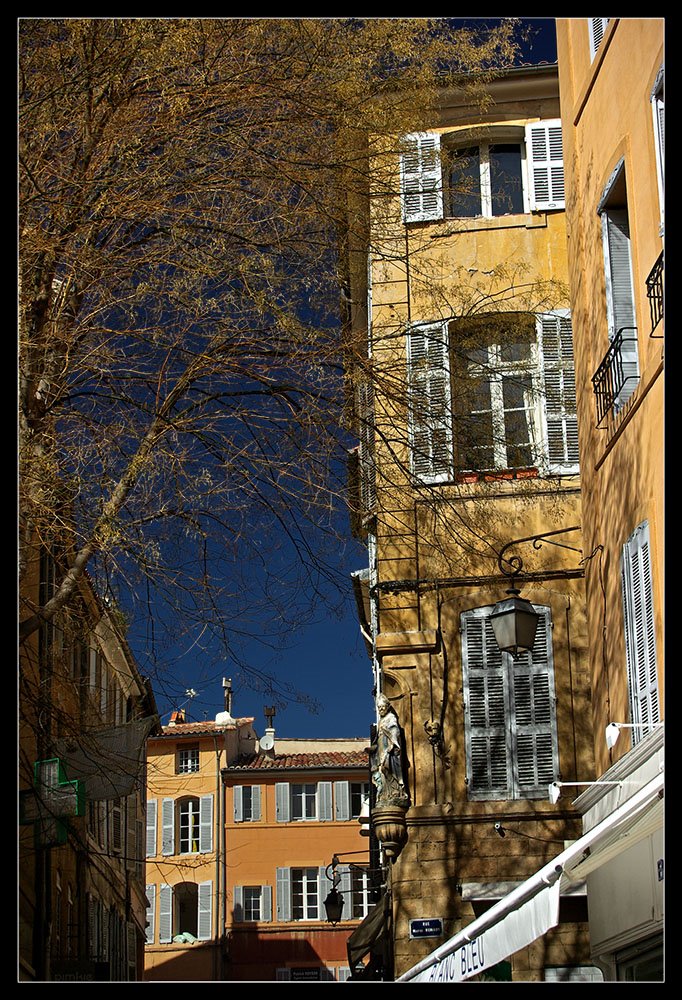 Dans les rues d'Aix en Provence by Olivier Faugeras