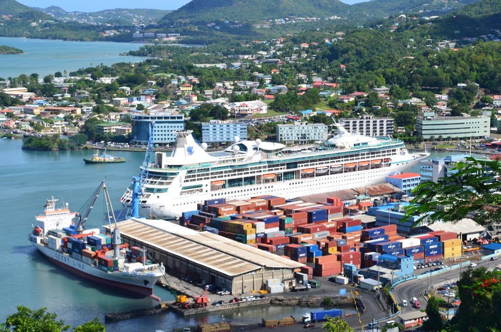 Kf Schiff im Containerhafen von Castries by K.K.K.