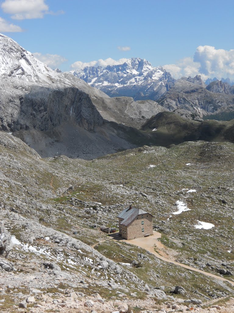 Rifugio Biella e sullo sfondo il Sorapiss by RobertoMeazza