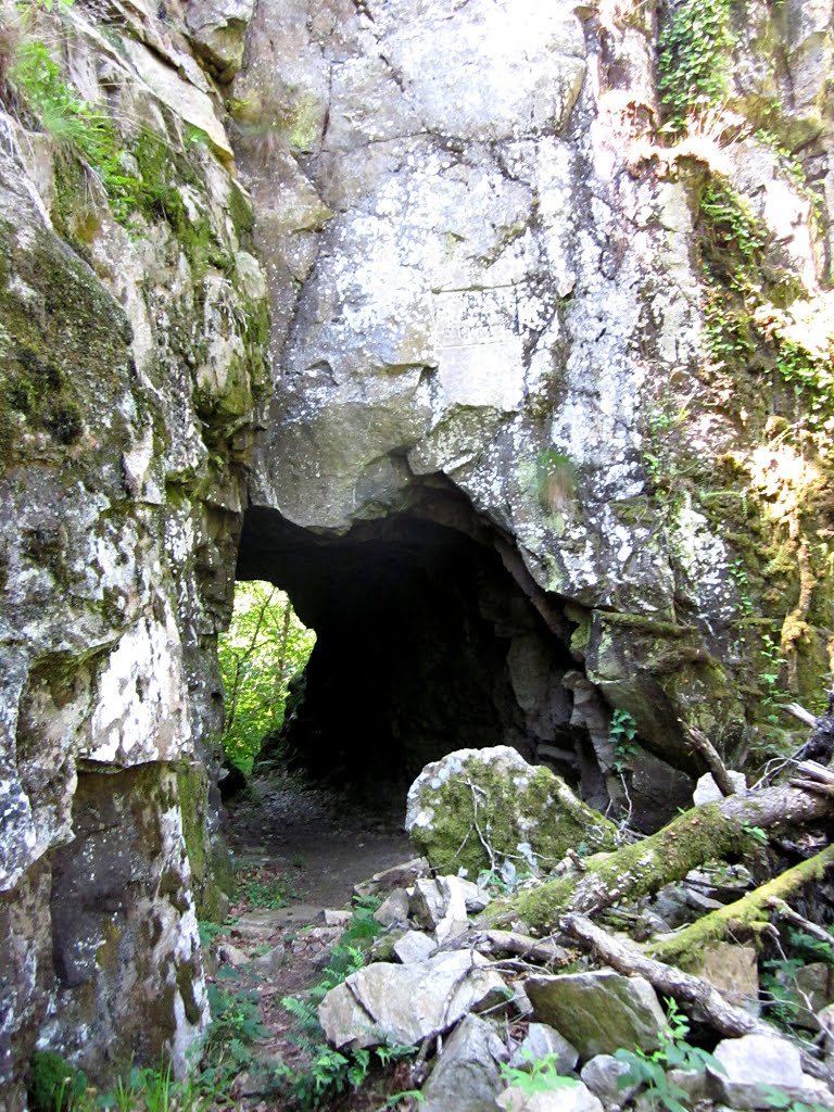 Un chemin à travers les rochers by arverna-compostelle