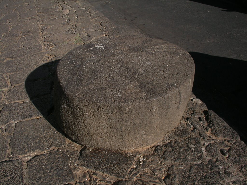 PIEDRA DE LOS SACRIFICIOS AFUERA DE LA HUATAPERA by БУЛЛЬДОЗЗЕР