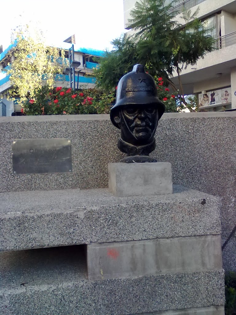 Estátua do bombeiro Felipe Dawes, Providencia by Martín Guzmán Henríquez