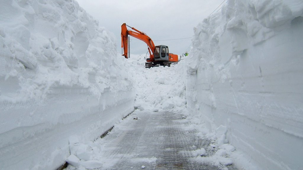 The cleaning the snow from the road scenery by 伝之助