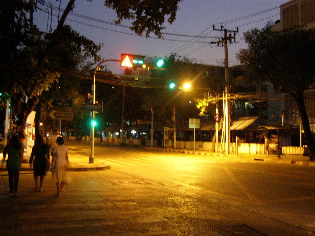 View night DinDaeng by Chamrat Charoenkhet