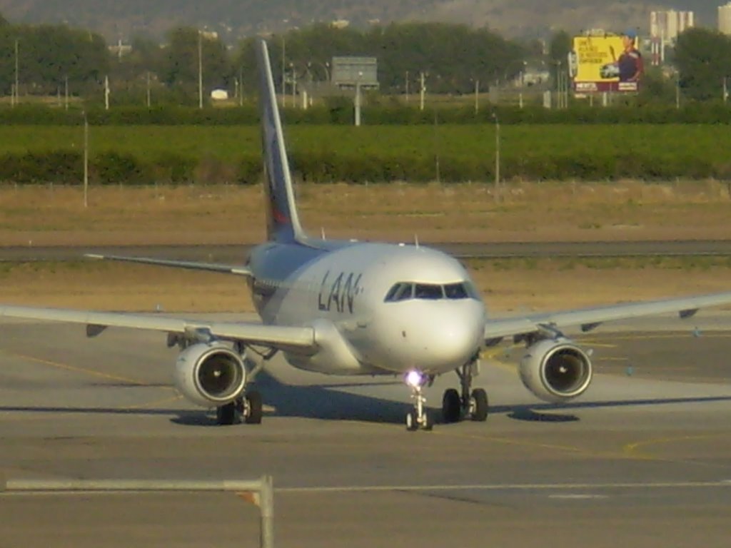 Lan Chile arrivando a Pudahuel (Airbus A318) by Patricio Cabezas