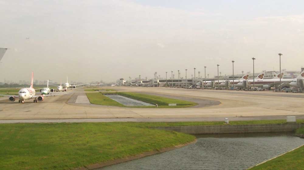 Queue@Don Muang Airport by A Syaharuddin K