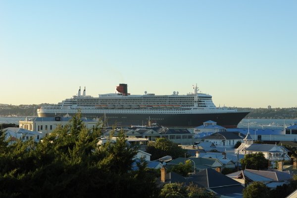 Queen Mary II - Auckland NZ by Rickymodo