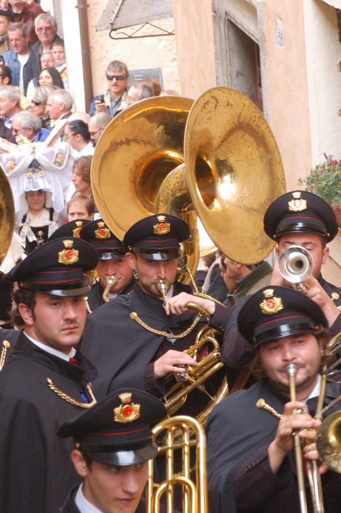 Procesión con banda by Saúl Y