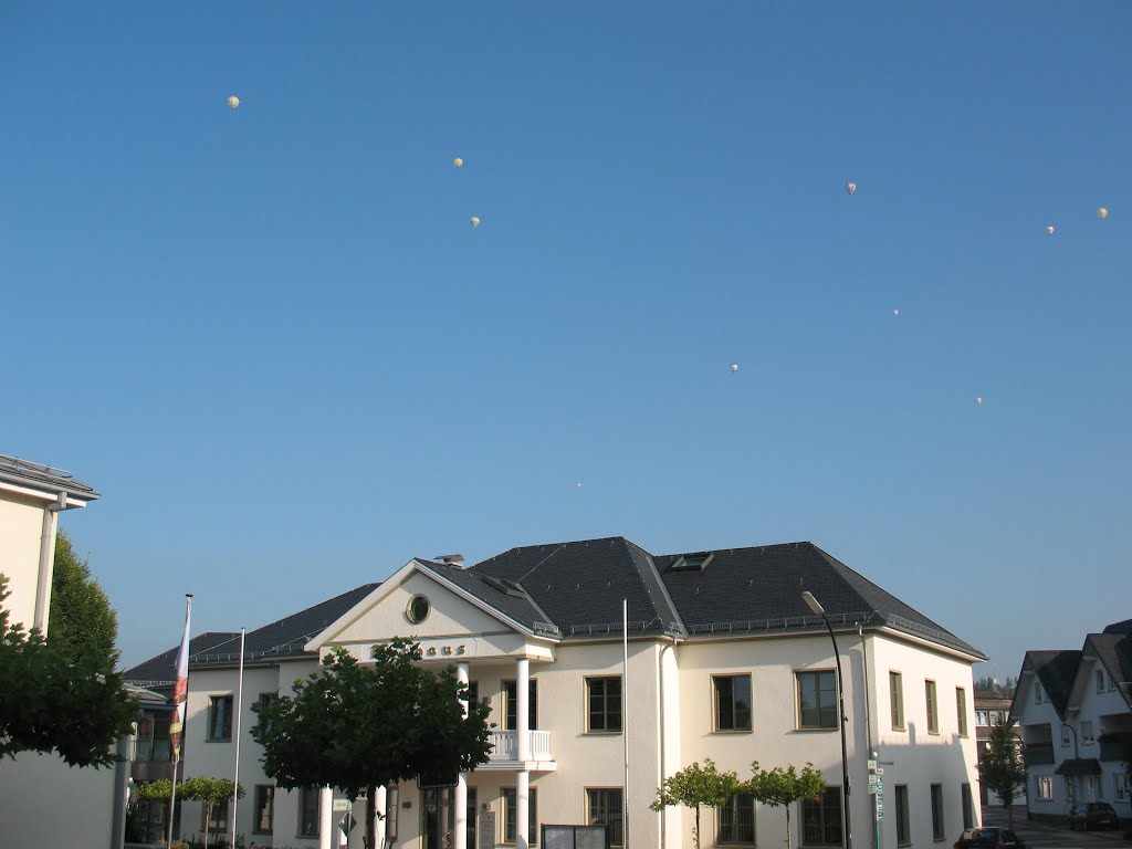 Rathaus Medebach mit Heißluftballons by Touristik Medebach