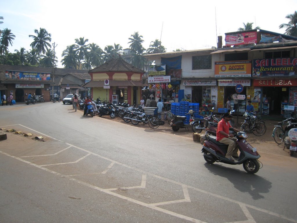 Bus stop in Calangute by Jamppa