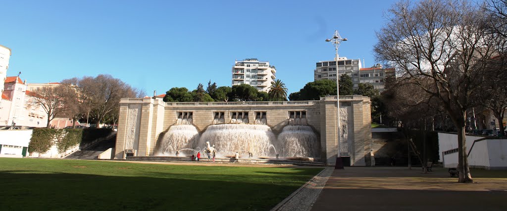 Fonte Luminosa, Alameda D. Afonso Henriques (Lisboa) by Margarida Bico