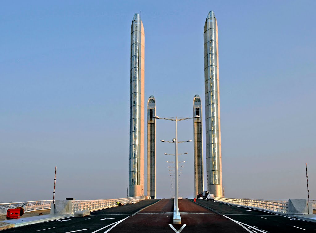 En attendant l'inauguration du pont levant à Bordeaux, photo 2 by jl capdeville