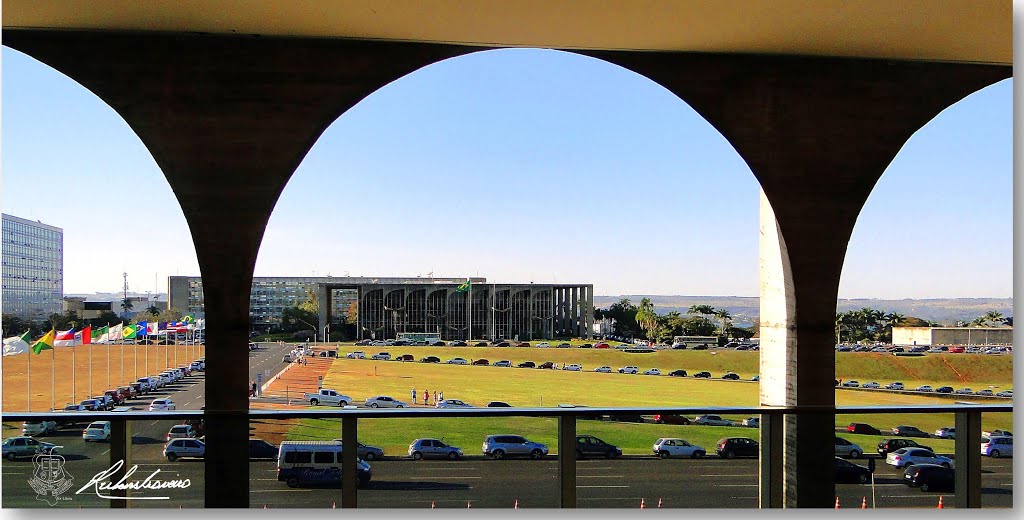 Palácio da Justiça visto dos Arcos do Itamaraty, Brasília by Rubens Craveiro