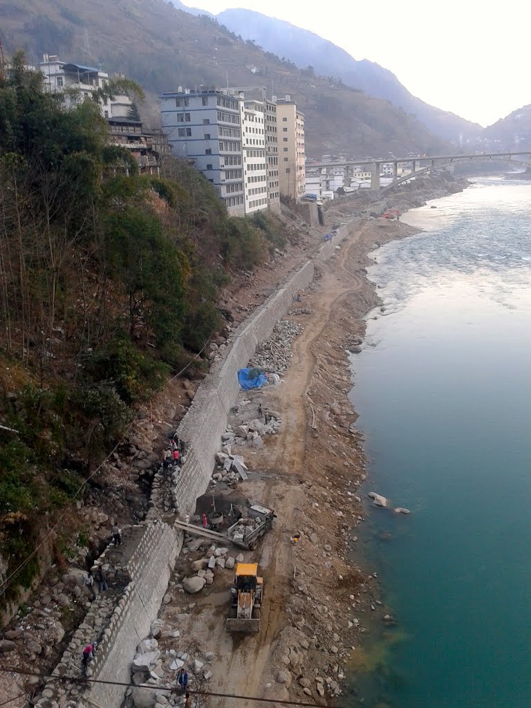 Fugong dike construction to protect against the rising waters that will come after the dam is built 福贡县城修建坝为了防御将来水电站后的水线提升 by Matthew Hartzell