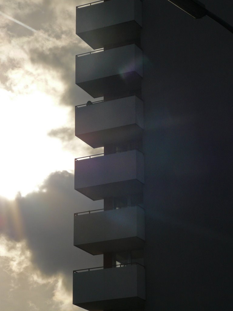 Hochhaus im Gegenlicht... by tumblr.tk