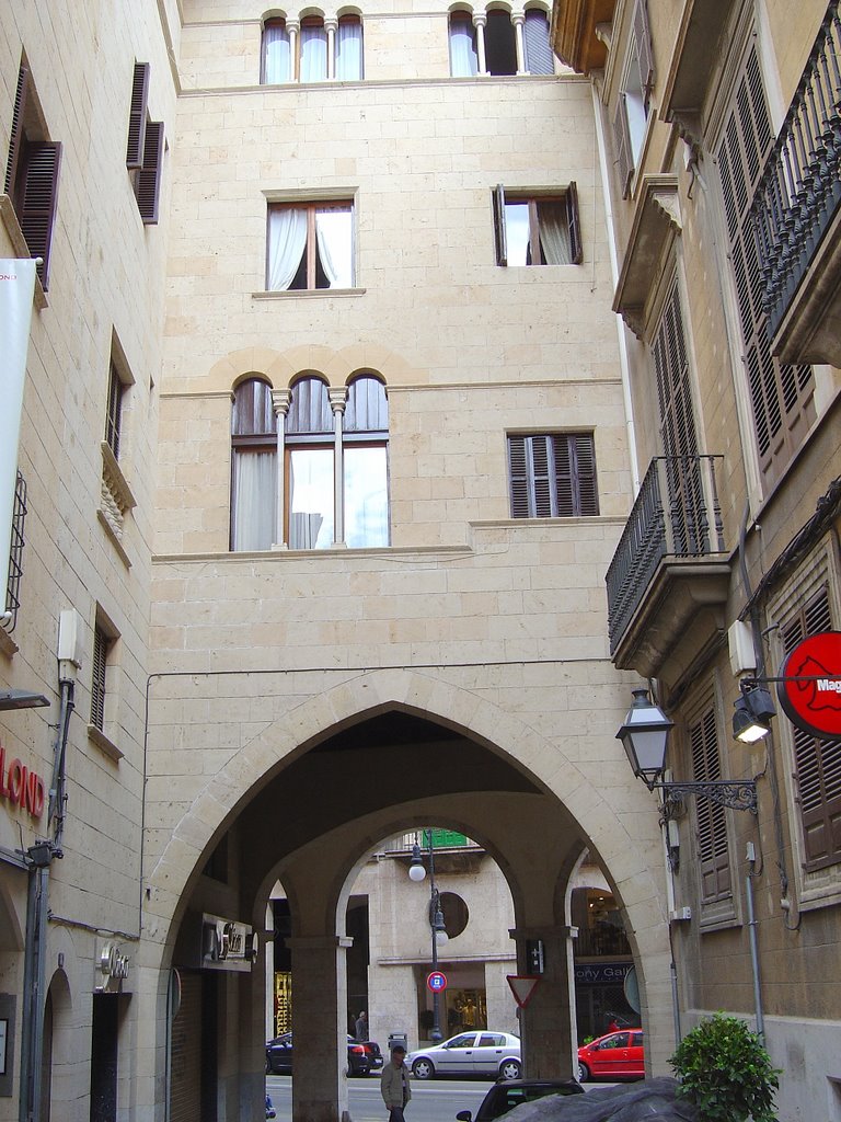 Carrer de can Asprer. Neogòtic darrera d'una casa de Jaume III by homyr