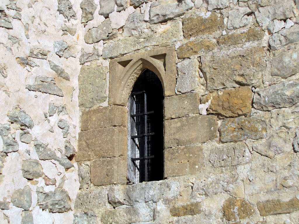 Ventana en la Ermita de Santiago de Lokiz.JPG by SantiUsabiaga