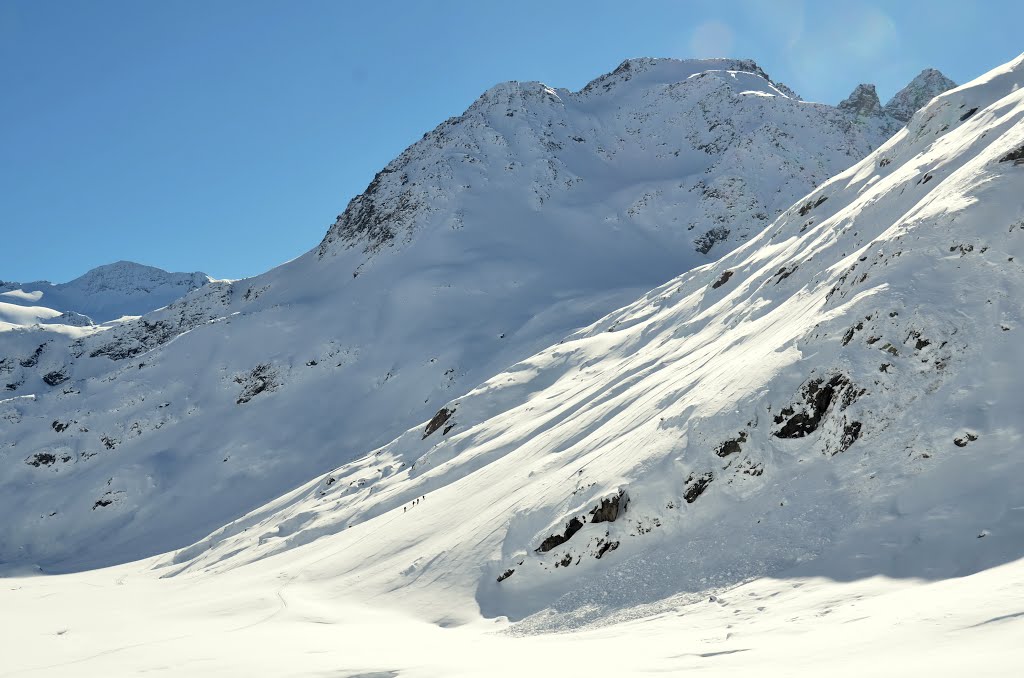 High Sulztal 2150m,as seen from the terr, ace of the Amberger hutte looking South to Wannenkogel 2976m and skiers climbing up. Zoom in for details by Henq