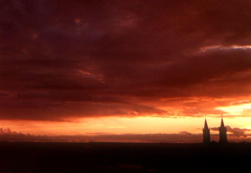 A Catedral num pôr-do-sol by André Luiz Trindade