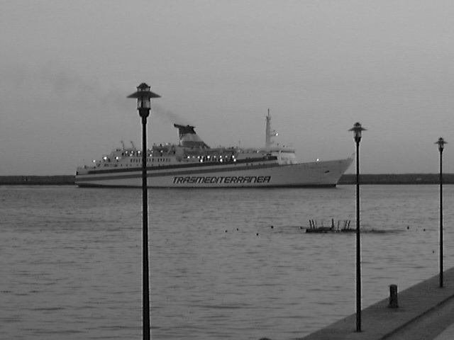 Barco de Melilla arribando a puerto by Chechu Risk