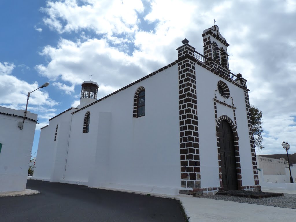 Parroquia del Santo Cristo de las Aguas by stevenvanValen+hannekeRolloos