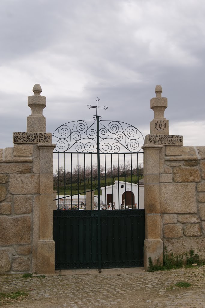 ALMENDRA - Almendra - PORTAL DE ENTRADA DO CEMITÉRIO by LUÍS A. D. LIBERAL