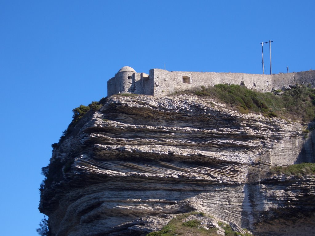 Stadtmauer mit altem Wachturm by Wolfgang Markl