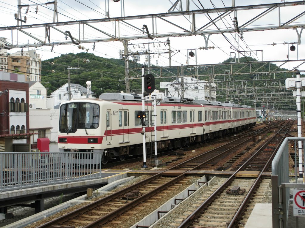 Shintetsu Suzurandai Station platform by DVMG