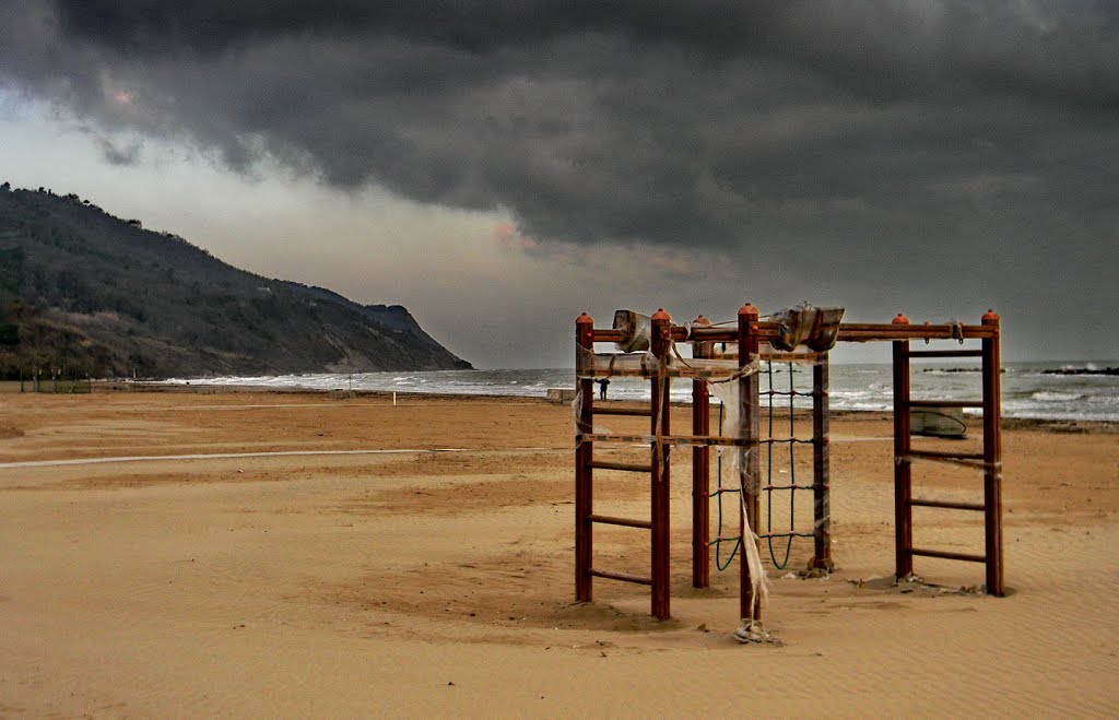 ITALIA - Pesaro (PU). Loc: Baia Flaminia, il mare in inverno. - The sea in winter time. by antenoremalatesta