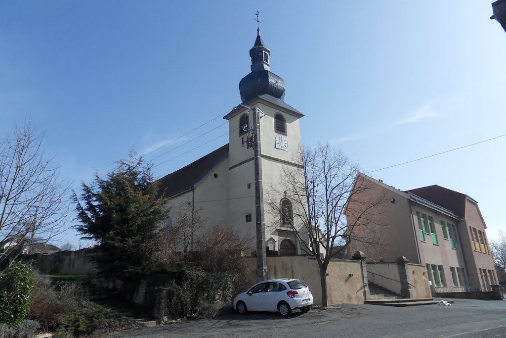 L'église et le groupe scolaire de Sarraltroff by Fredy Thomas