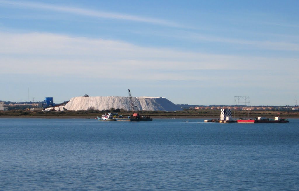 Huelva - Explotación de salinas en las Marismas del Odiel. by R.F.Rumbao