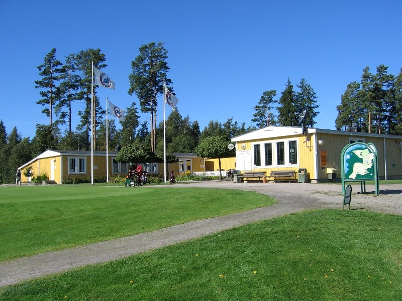 Det gamle klubbhuset til Mariestads GK by Knut Barby