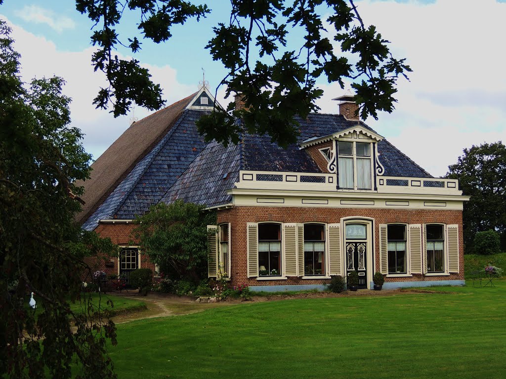 Twijzel. Monumentale Boerderij. (BB) by Bayke de Vries