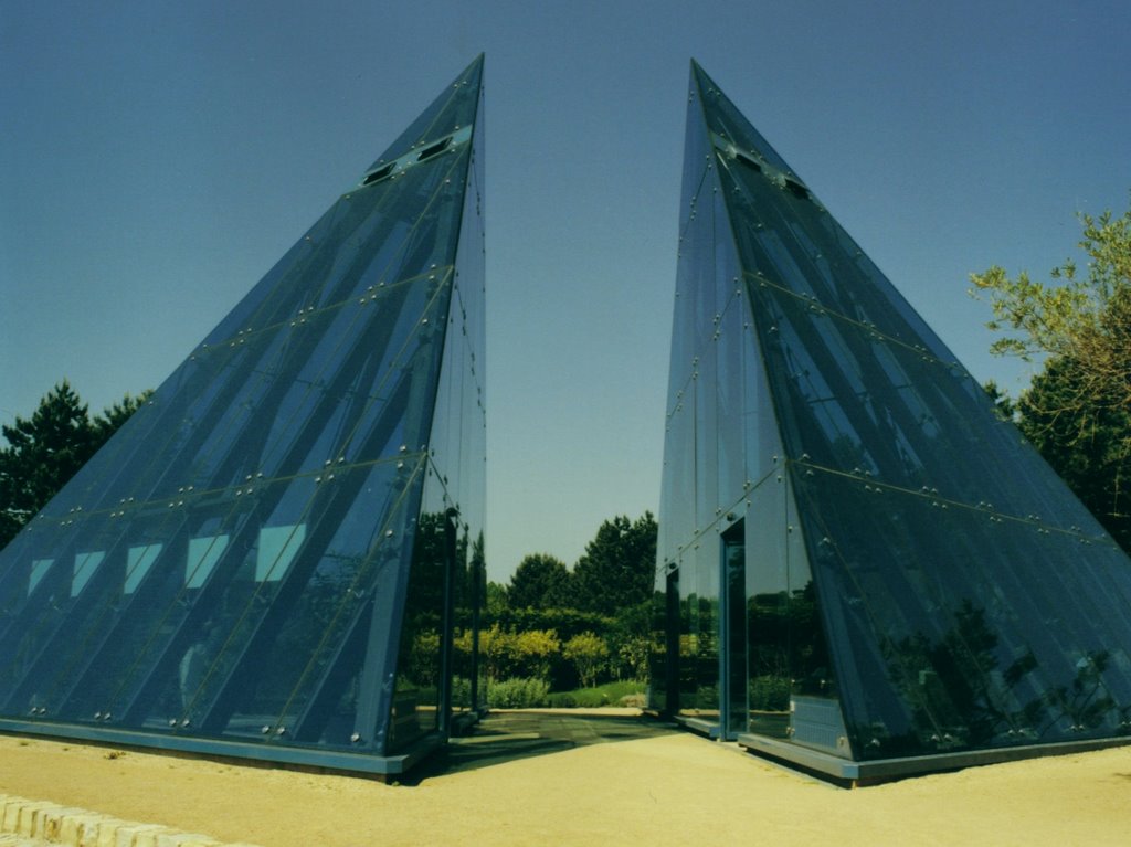 Blaue Pyramiden by Werner Menken