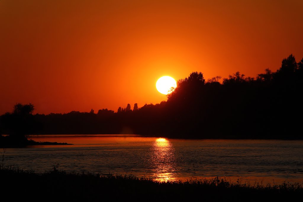 Coucher de soleil sur la Loire vu du pied du pont de Fondettes by flbb