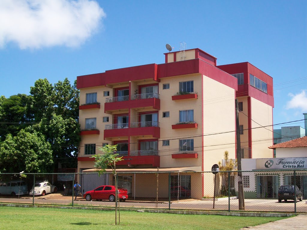 Edifício residencial próximo à reitoria da Unioeste em Cascavel, PR. by Ricardo Mercadante