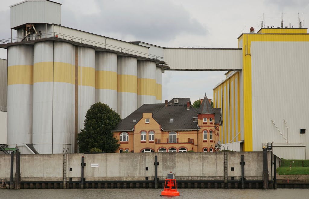 Villa des Firmengründers Georg Plange*) zwischen Silos der Aurora Mühle Hamburg-Wilhelmsburg by vp_hmbg-PRO PANORAMIO