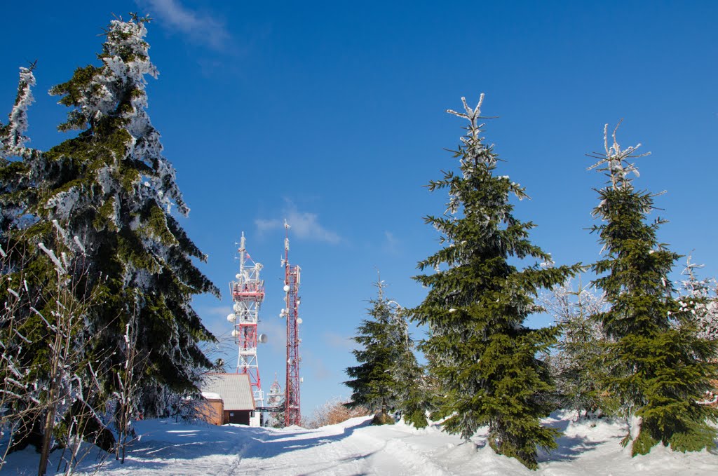 Radiotelekomunikační převaděče na vrcholu Suchého vrchu (995 m n. m.) by Mirka Schärfnerová