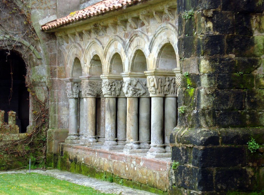 Cantabria, Santillana del Mar, Claustro de la Colegiata by cesarcriado