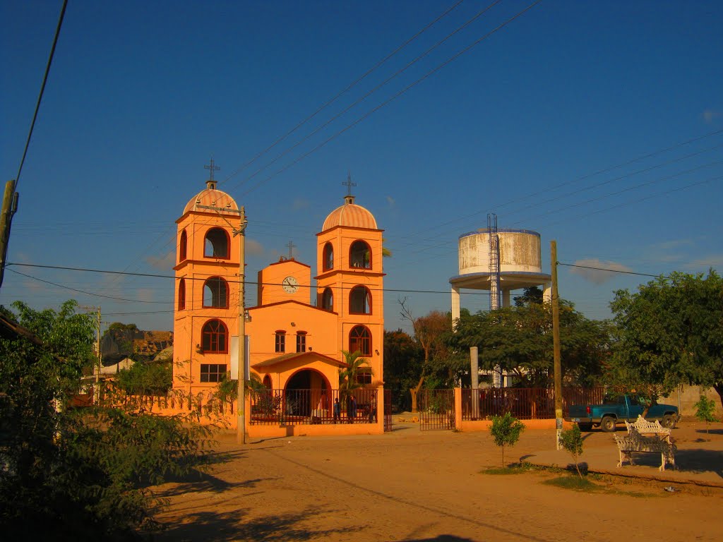 Para el cuerpo y para el alma: tinaco e iglesia en El Limón, Tecuala, Nay by waldwind