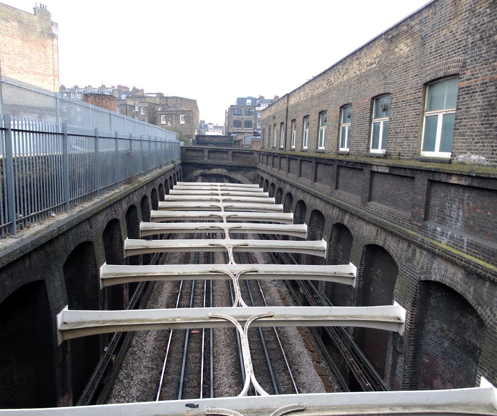 Circle and Metropolitan Lines from Brittania Street by N19±