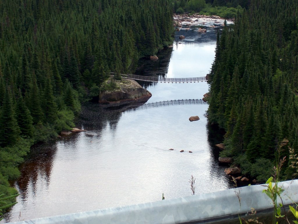 Pont suspendu by Guillaume Saindon