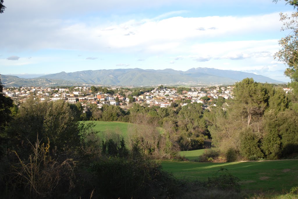 Ca l'Artigues amb el Montseny de fons. by Jordi Joan