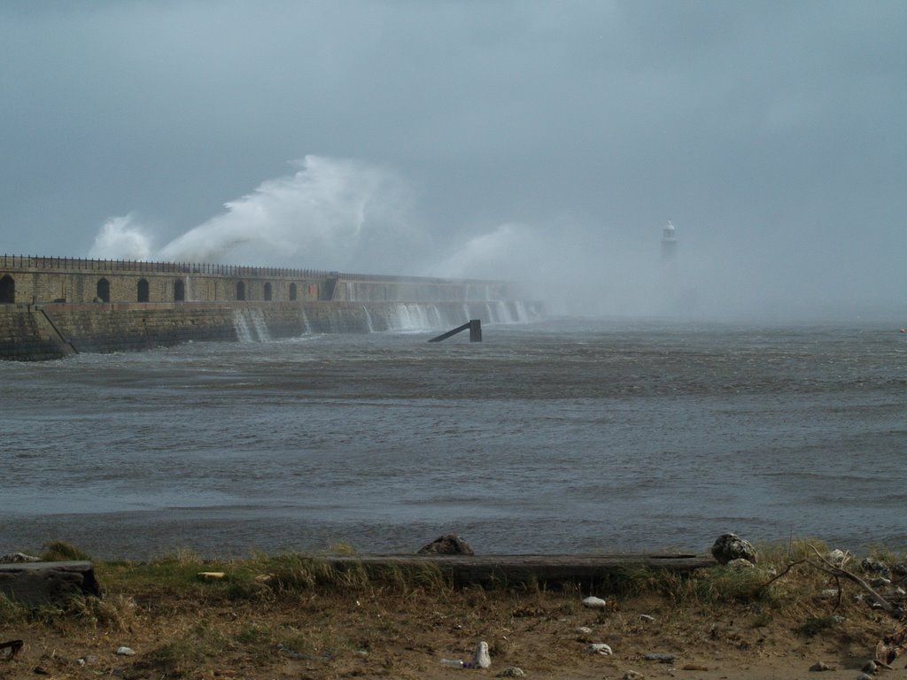 Inside the shelter of the north groyne, mouth of the river Tyne by jstefant