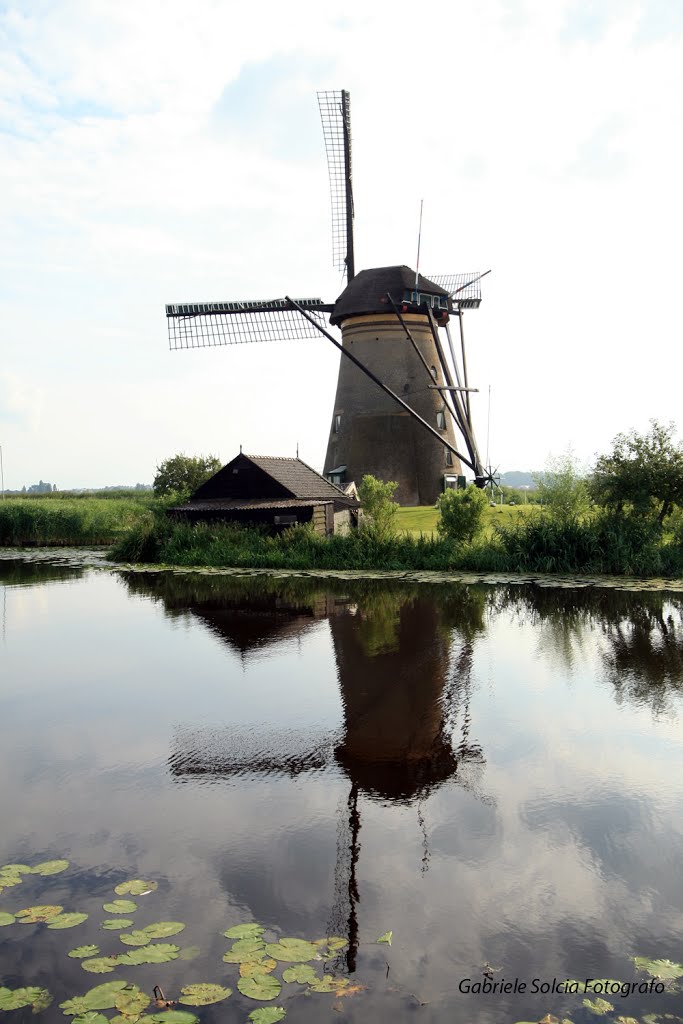 Van Kinderdijk - Mulino riflesso nel canale by Gabriele Solcia