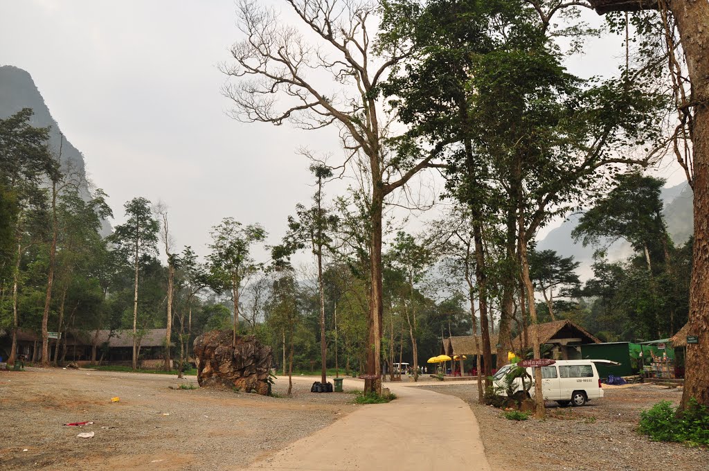 Parking at Paradise Cave - Bãi xe ở Động Thiên Đường by Che Trung Hieu